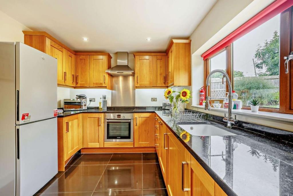 Beautiful 4-5 Bedroom Village House With Rural Views Salford  Exterior foto